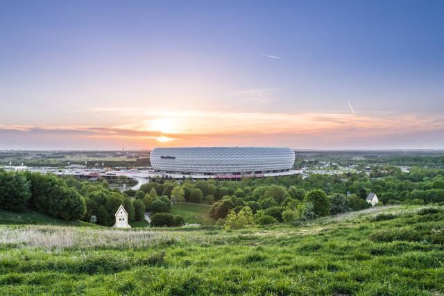 周娅菲担任三亚亚沙会闭幕式中国体育代表团旗手